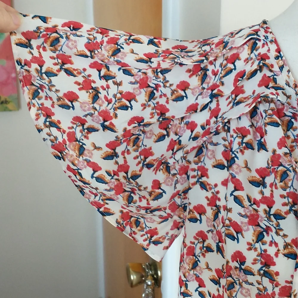 Max Studio short flutter sleeve v-neck blouse red cream blue floral  size M - Picture 3 of 7